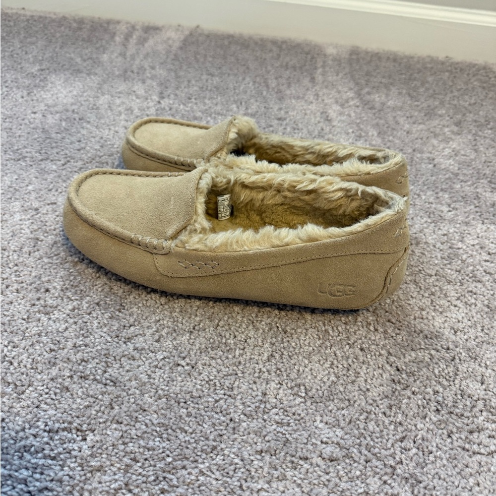 UGG Women’s Tan Moccasin Slippers, Sz 11